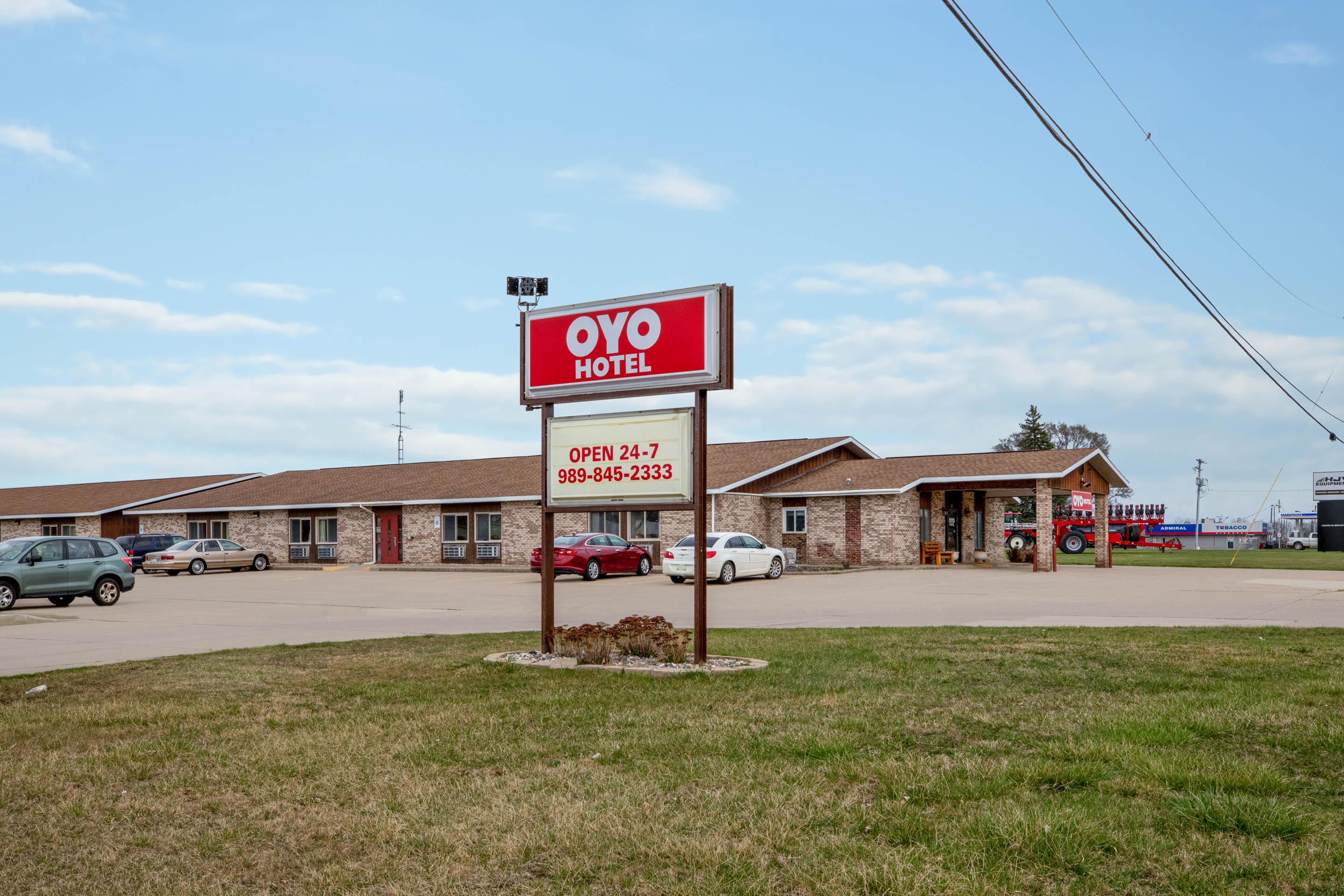 Oyo Hotel Chesaning Route 52 & Hwy 57 Exterior foto